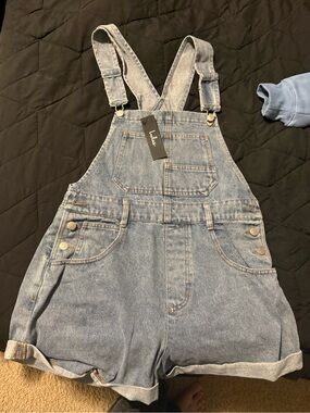 Lulus Light Wash Denim Short Overalls with Front Pocket